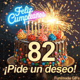 Bizcocho cubierto de chocolate con la cifra 82, iluminado por una deslumbrante luz. Confeti de estrellas adorna la tierna frase ¡Pide un deseo!.