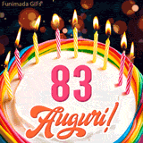 Un'animazione celebrativa di una torta di compleanno per i 83 anni, Le fiamme delle candeline tremolano e delle scintille brillano intorno, creando un'atmosfera festosa e magica.