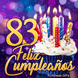 Tarjeta virtual animada 83 años ilustrando el número 83 dorado, un cupcake de cumpleaños y velas coloridas.