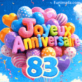 Se balançant dans la brise, un grand bouquet de ballons festifs affiche les mots Joyeux Anniversaire et le grand chiffre bleu 83 attaché à la base.