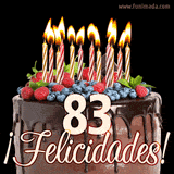 Animación de un pastel de chocolate decorado con frutas, velas encendidas y el número 83, acompañado de la palabra '¡Felicidades!' en elegante tipografía.