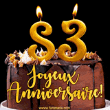 GIF animé pour un 83e anniversaire avec une élégante gâteau au chocolat, des bougies dorées formant le chiffre 83 et le texte 'Joyeux Anniversaire!' en écriture dorée.