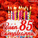 GIF animata per un 85° compleanno, Mostra una torta bianca con candeline colorate accese e coriandoli, di fronte a un muro di rose rosse, Il testo dice 'Buon 85 compleanno!'.