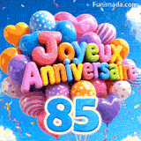 Le grand chiffre bleu 85 est suspendu sous un bouquet de ballons en mouvement. Les ballons festifs épellent Joyeux Anniversaire dans un ciel nuageux.