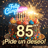 El gran número 85 sobre una tarta de chocolate llena de dulces. Las chispas mágicas se mezclan con estrellas cayendo y el texto ¡Pide un deseo!.