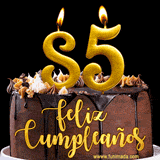 GIF de un pastel de chocolate con decoración de crema, velas doradas con el número 85 encendido, y un fondo negro elegante y cálido.