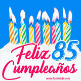 Animación de un pastel decorado con velas coloridas y encendidas, el número 85 destacado en azul y la frase 'Feliz cumpleaños' en letras estilizadas.