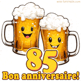 GIF animé humoristique pour un 85e anniversaire avec deux chopes de bière rigolotes, le chiffre 85 et le message 'Bon anniversaire!' sur un fond festif.