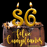 GIF de un pastel de chocolate con decoración de crema, velas doradas con el número 86 encendido, y un fondo negro elegante y cálido.