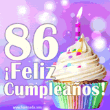 Animación de un cupcake con cobertura blanca, confites de colores, una vela encendida y el número 86 en grande sobre un fondo púrpura con luces brillantes.
