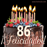 Animación de un pastel de chocolate decorado con frutas, velas encendidas y el número 86, acompañado de la palabra '¡Felicidades!' en elegante tipografía.