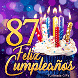 Tarjeta animada 87 años mostrando una tarta de fiesta con velas coloridas iluminadas y el número 87 de oro.