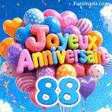 Le grand chiffre bleu 88 attaché à un groupe massif de ballons dérivants. Les lettres ballons douces épellent Joyeux Anniversaire sous un ciel nuageux.