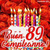 GIF animata per un 89° compleanno, Mostra una torta bianca con candeline colorate accese e coriandoli, di fronte a un muro di rose rosse, Il testo dice 'Buon 89 compleanno!'.