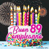 Festeggia i 89 anni con questa GIF animata: torta con panna, zuccherini multicolore e fuochi d'artificio brillanti in movimento.