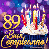 Animazione di compleanno 89 anni illustrante il numero 89 in oro accanto a una torta con candele accese.