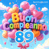Parole a palloncino colorate che leggono Buon Compleanno fluttuano nella brezza, accompagnate dal grande numero azzurro 89 attaccato ai nastri.