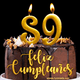 GIF de un pastel de chocolate con decoración de crema, velas doradas con el número 89 encendido, y un fondo negro elegante y cálido.