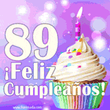 Animación de un cupcake con cobertura blanca, confites de colores, una vela encendida y el número 89 en grande sobre un fondo púrpura con luces brillantes.