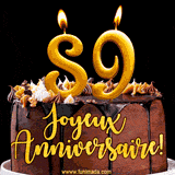 GIF animé pour un 89e anniversaire avec une élégante gâteau au chocolat, des bougies dorées formant le chiffre 89 et le texte 'Joyeux Anniversaire!' en écriture dorée.