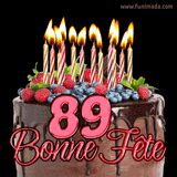 GIF animé pour un 89e anniversaire avec un somptueux gâteau au chocolat décoré de baies fraîches, des bougies allumées et le texte '89 Bonne Fête!' en rouge.