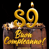 GIF animato con una torta al cioccolato decorata con crema, dettagli dorati e due candele accese che formano il numero 89. Messaggio 'Buon Compleanno' in scritta elegante.