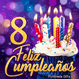 GIF de cumpleaños 8 años representando un lindo pastelito con velas encendidas y el número 8 en oro reluciente.
