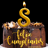 GIF de un pastel de chocolate con decoración de crema, velas doradas con el número 8 encendido, y un fondo negro elegante y cálido.