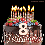 Animación de un pastel de chocolate decorado con frutas, velas encendidas y el número 8, acompañado de la palabra '¡Felicidades!' en elegante tipografía.