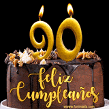 GIF de un pastel de chocolate con decoración de crema, velas doradas con el número 90 encendido, y un fondo negro elegante y cálido.