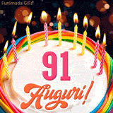 Un'animazione celebrativa di una torta di compleanno per i 91 anni, Le fiamme delle candeline tremolano e delle scintille brillano intorno, creando un'atmosfera festosa e magica.