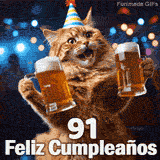 Texto 91 Feliz Cumpleaños sobrepuesto a un gato rubio con gorro festivo que sostiene dos jarras de cerveza en un entorno de luces borrosas.