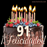 Animación de un pastel de chocolate decorado con frutas, velas encendidas y el número 91, acompañado de la palabra '¡Felicidades!' en elegante tipografía.