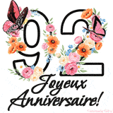 Ce GIF de Joyeux 92ème Anniversaire présente le nombre vingt rempli d'un bouquet vibrant de fleurs animées, avec des papillons qui bougent doucement sur un fond blanc.