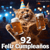 Un minino naranja con sombrero de rayas tiene vasos llenos de cerveza. En la zona inferior blanca y visible se puede leer 92 Feliz Cumpleaños.