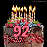 GIF animé pour un 92e anniversaire avec un somptueux gâteau au chocolat décoré de baies fraîches, des bougies allumées et le texte '92 Bonne Fête!' en rouge.
