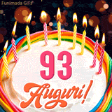 Un'animazione celebrativa di una torta di compleanno per i 93 anni, Le fiamme delle candeline tremolano e delle scintille brillano intorno, creando un'atmosfera festosa e magica.