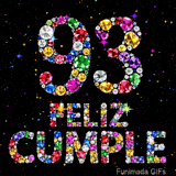 Vista del número 93 y el mensaje FELIZ CUMPLE. Todos los elementos están hechos de hermosas joyas multicolores colocadas sobre un fondo negro.