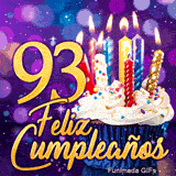 Tarjeta virtual animada 93 años ilustrando un cupcake con velas coloridas y el número 93 de oro sobre fondo morado.