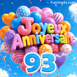 Se balançant doucement au vent, un grand bouquet de ballons affiche les mots Joyeux Anniversaire et le grand chiffre bleu 93 attaché à la base.
