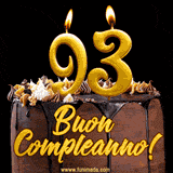 GIF animato con una torta al cioccolato decorata con crema, dettagli dorati e due candele accese che formano il numero 93. Messaggio 'Buon Compleanno' in scritta elegante.