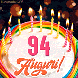 Un'animazione celebrativa di una torta di compleanno per i 94 anni, Le fiamme delle candeline tremolano e delle scintille brillano intorno, creando un'atmosfera festosa e magica.