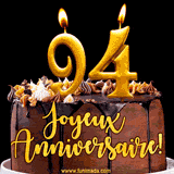 GIF animé pour un 94e anniversaire avec une élégante gâteau au chocolat, des bougies dorées formant le chiffre 94 et le texte 'Joyeux Anniversaire!' en écriture dorée.