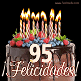 Animación de un pastel de chocolate decorado con frutas, velas encendidas y el número 95, acompañado de la palabra '¡Felicidades!' en elegante tipografía.