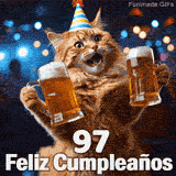 Mensaje 97 Feliz Cumpleaños acompañado de un gato pelirrojo con cono festivo de rayas que sostiene cervezas con fondo de luces de colores.