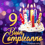 Immagine animata di Buon Compleanno 9 anni con un delizioso cupcake, candeline e sfondo viola con luci bokeh.
