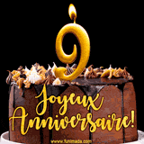 GIF animé pour un 9e anniversaire avec une élégante gâteau au chocolat, des bougies dorées formant le chiffre 9 et le texte 'Joyeux Anniversaire!' en écriture dorée.