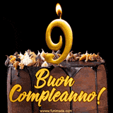 GIF animato con una torta al cioccolato decorata con crema, dettagli dorati e due candele accese che formano il numero 9. Messaggio 'Buon Compleanno' in scritta elegante.
