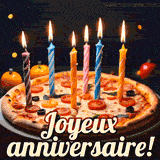 Une pizza garnie de légumes et de tomates, décorée avec des bougies d'anniversaire allumées. Texte 'Joyeux anniversaire!' en blanc au premier plan.