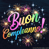 Una scena luminosa con fuochi d'artificio colorati che circondano la scritta 'Buon compleanno!' in caratteri eleganti e arcobaleno su sfondo scuro.